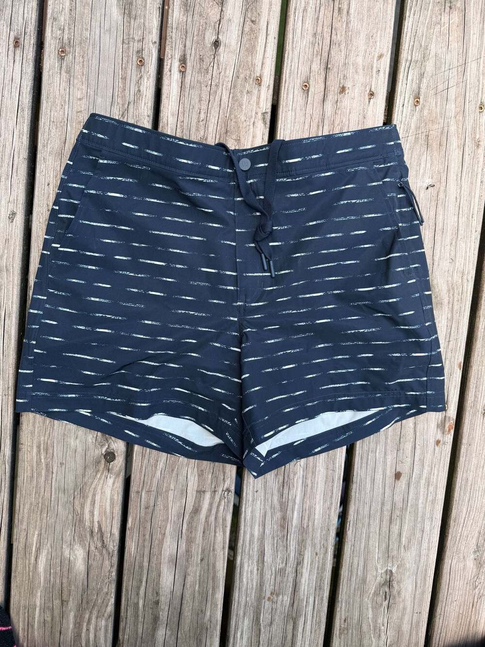 VRST Men's 5" Slim Fit Hybrid Resort Shorts in Navy Sand Washed Stripe